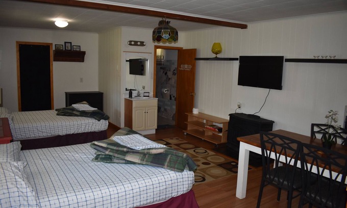 Greentown Apartment | Studio Suite with 2 beds - Located at the Heart of Promised Land State Park