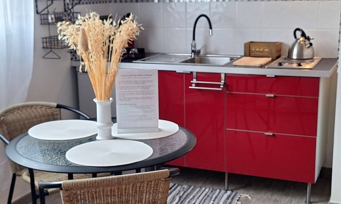Villeneuve-les-Beziers Apartment | Studio with private patio