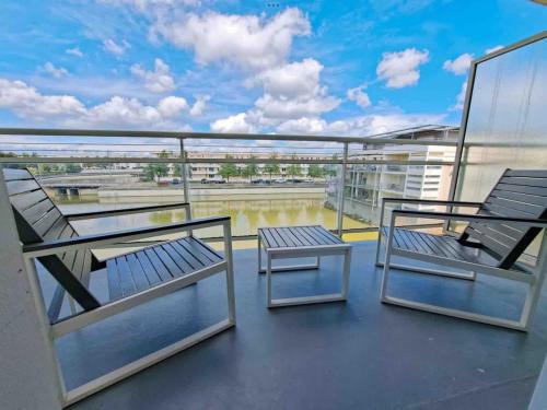La Rochelle Apartment | Studio with a view of Lake La Sole
