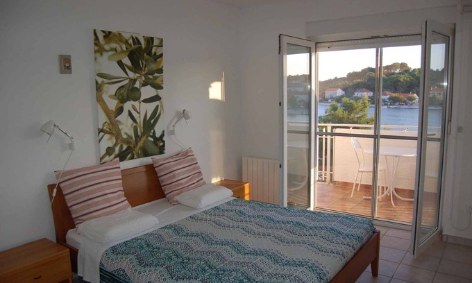 Verunic Apartment | Studio with air conditioning, Internet and sea view