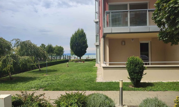 Siofok Aranypart Apartment | Studio with air conditioning and car park directly on the shore