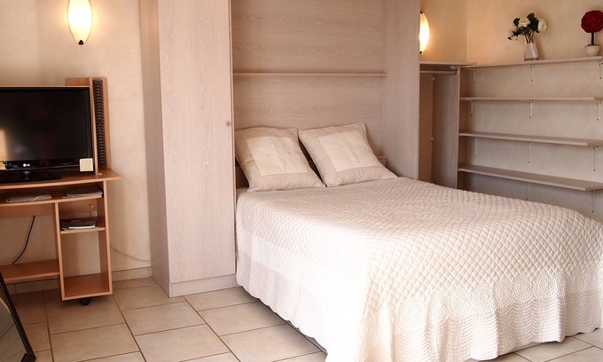Annecy Apartment | Studio with Balcony Mountain View 3min Lake. Close to shops and transportation