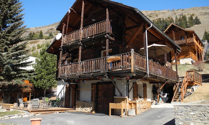 Molines-en-Queyras Apartment | Studio with mountain charm