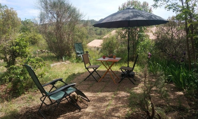 Greoux-les-Bains Apartment | Studio with garden and tranquility