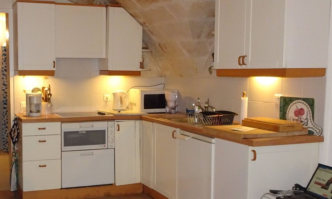 Uzes Apartment | Studio with garden in historic area