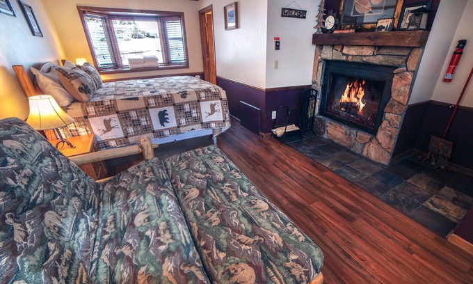 Estes Park Apartment | Studio with Personal Hot Tub and Fireplace Dogs Welcome