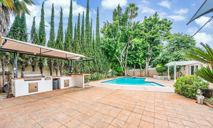 Lamanda Park Apartment | studio with pool and bbq grill
