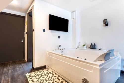 Dubai Production City Apartment | Studio with Private Jacuzzi - Damac Lagovista