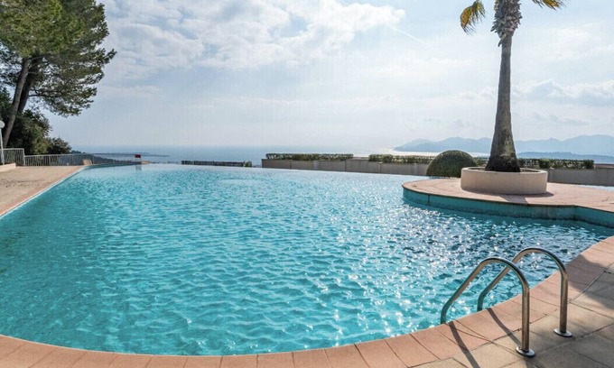 Le Cannet Apartment | Studio with sea and pool view