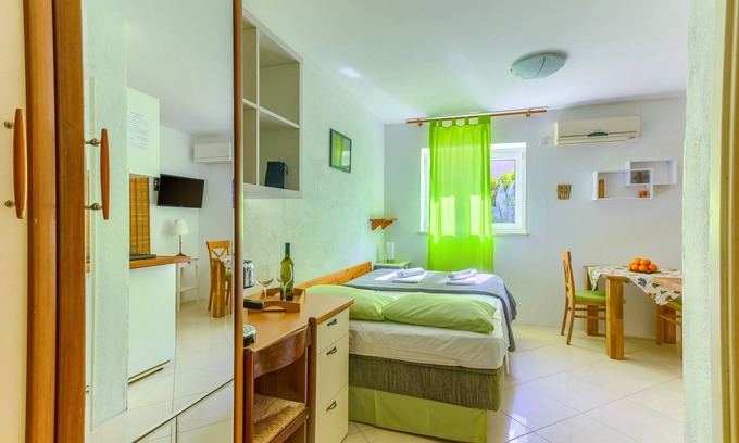 Bacvice Apartment | Studio with shared garden, 3 min walk to the beach