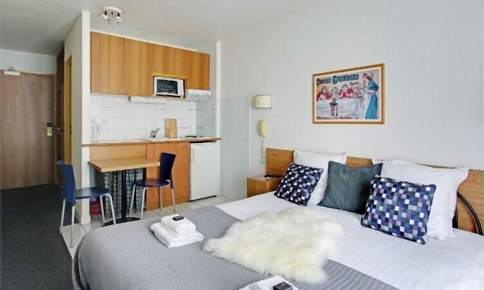 Les Lilas Apartment | Studio with single beds for 2 pers in Eastern district; Les Lilas