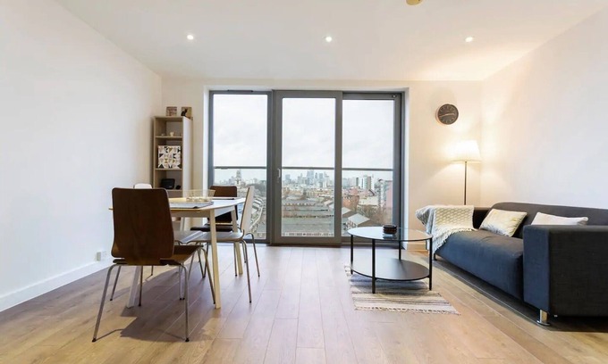 Limehouse Apartment | Stunning 1BD Apt with Balcony, Zone 2 near Canary Wharf