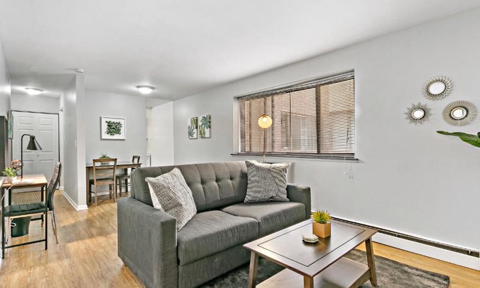 Lake View East Apartment | Stunning 1BR Apartment at Center of Lakeview - Oakdale 211