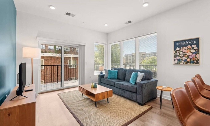 Cleveland Apartment | Stunning 2 Bed/2 Bath | CLE Clinic | Balcony