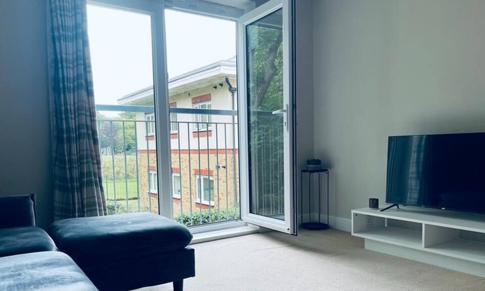 Crawley Apartment | Stunning 2-Bed Apartment in Crawley