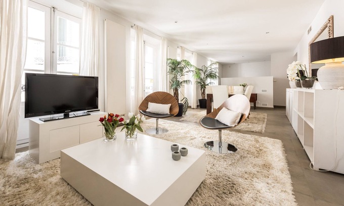 Palacio Apartment | Stunning 2 Bed near Royal Palace!