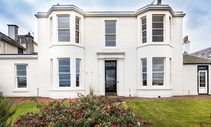North Berwick Apartment | Stunning 2 bedroom property with outstanding sea views, beautiful private garden and parking.