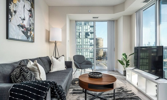 Hurontario Condo | Stunning 2 Bedroom + Den Condo