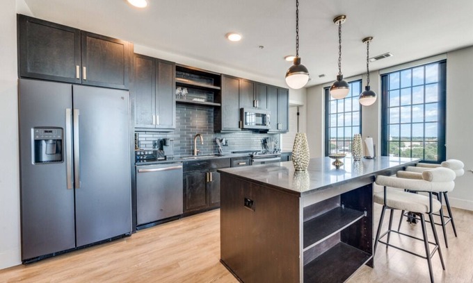 Deep Ellum Apartment | Stunning 2 bedroom highrise deep ellum Dallas