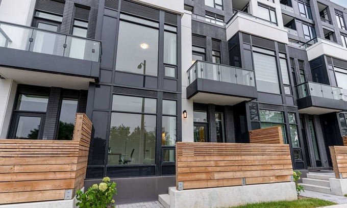 Richmond Hill House | Stunning 3 Bed, 3 Bath Luxury Townhome w/ Amazing Amenities + Office!