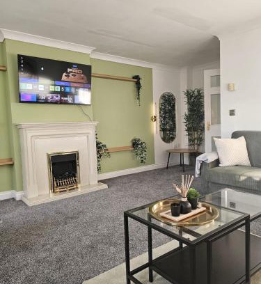 Wakefield House | Stunning 3 bed house, Company workers WLC, Netflix
