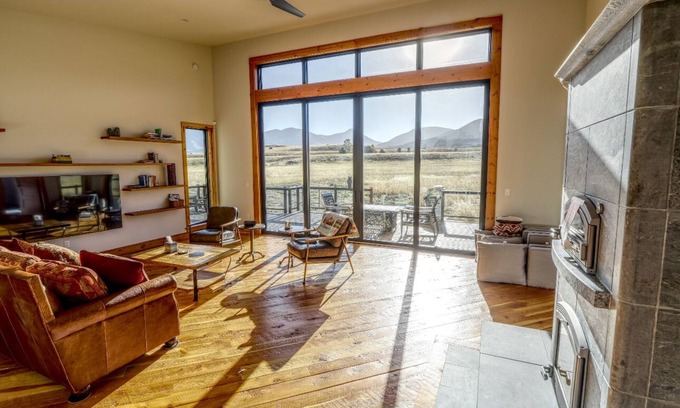 Pray House | Stunning 3 bedroom House next to Chico Hot Springs