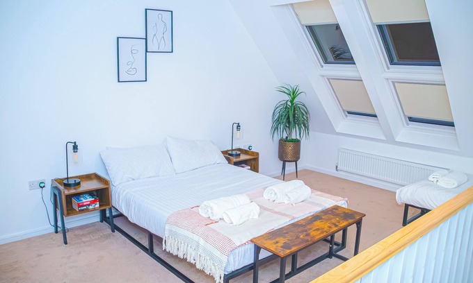 Salford House | Stunning 3 Bedroom House with large Garden and Free parking