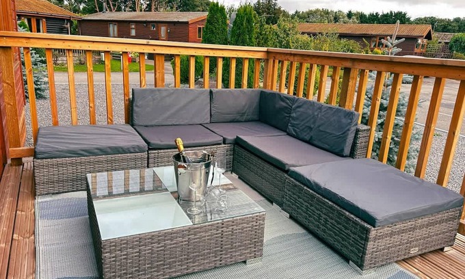 Wilberfoss Apartment | Stunning 3 Bedroom Lodge With Hot Tub in York