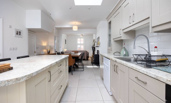 Dublin House | Stunning 3BD house in Drumcondra-6min from station
