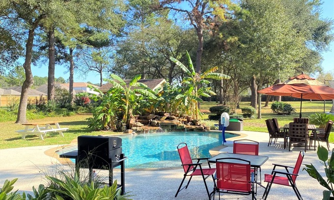 Tomball House | Stunning 4 Acre Retreat w/Hot Tub, Sauna, Disc Golf and Pool