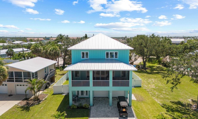Fort Myers Beach House | Stunning 4-bedroom house in delightful Fort Myers Beach with luxurious pool.