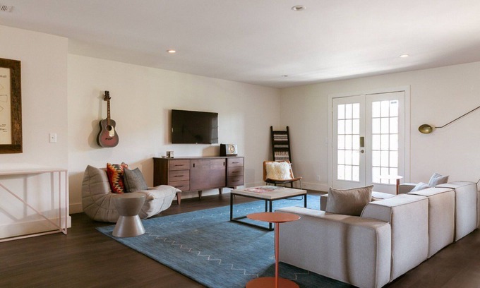 Rutledge Hill Hotel | Stunning 4 Bedroom Suite: Downtown Nash, Full Kitchen/Living, Sleeps 12