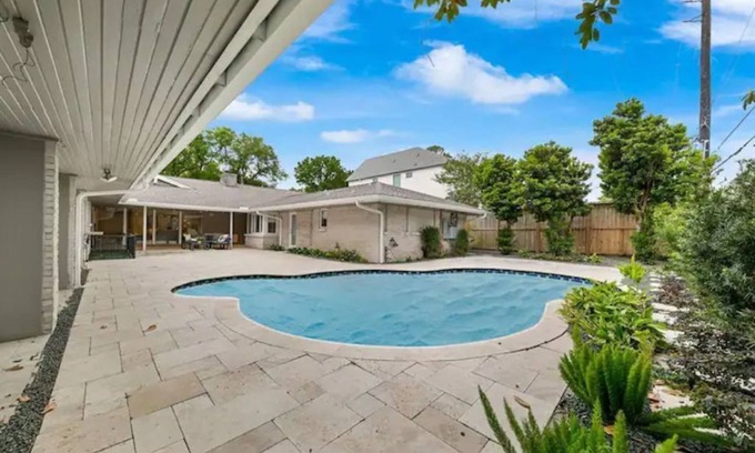 Houston Villa | Stunning 4 beds/4.5 baths Villa with pool
