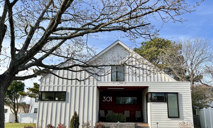 Country Club Estates House | STUNNING 4 BR, 3 BA REHOBOTH BEACH COTTAGE - 301 Laurel St