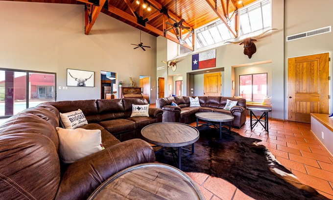 Cedar Creek House | Stunning 400 Acre Ranch Close to Austin and COTA