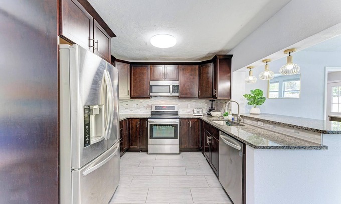 Bradenton House | Stunning 4B House near IMG-AMI-Heated Pool-King Bed-Backyard Oasis-FirePit!