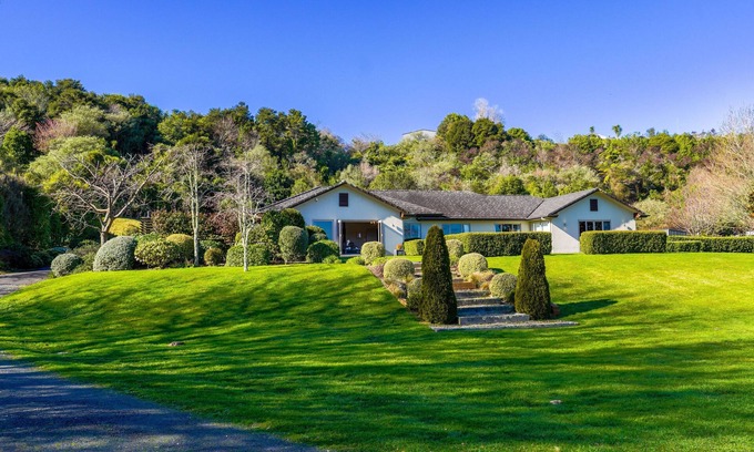 Tikitere House | Stunning and Spacious 5-Bedroom Home in Rotorua
