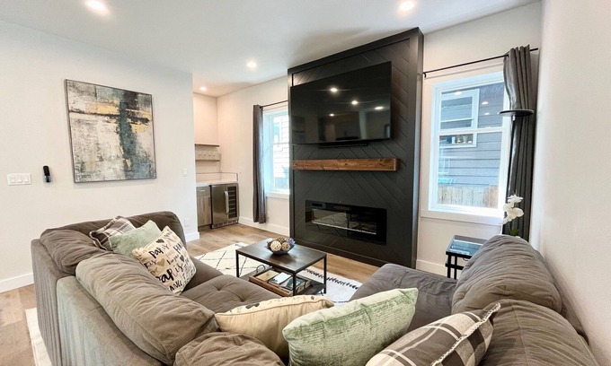 Wallingford House | Stunning and Stylish City Home W/1 Car Garage & AC