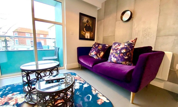 Poole Apartment | Stunning Apartment inc. Free Parking & Fast WiFi