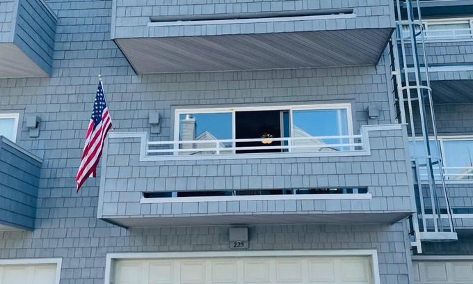 North End House | Stunning beach block 4BD/3.5BA North End home. 2Car Garage & 30sec walk to sand!