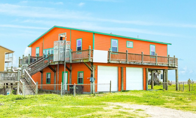Port Bolivar House | Stunning | Beachfront | Cargo Lift | Fenced Yard