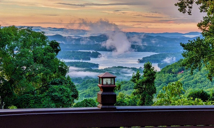 Blue Ridge Cabin | Stunning Blue Ridge Lake and mountain view cabin