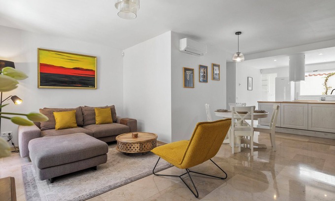 La Goleta Apartment | Stunning Central Apartment by Costarentals - MAL05