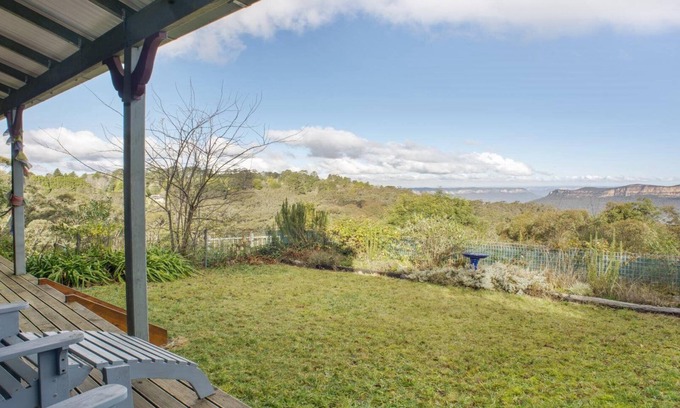 Katoomba House | Stunning Cliff Face and Valley Views