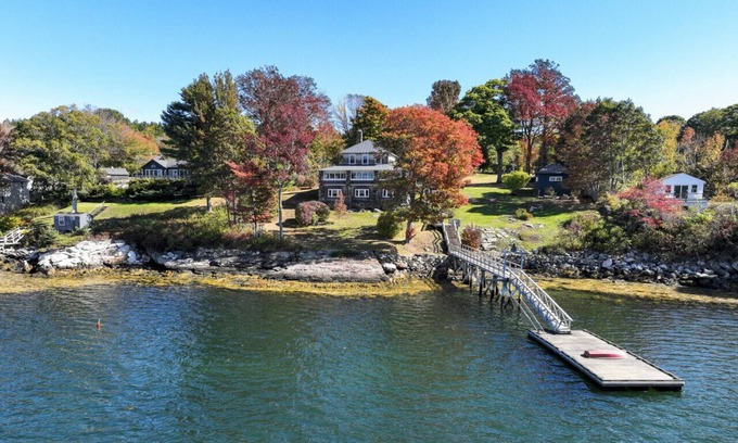 East Boothbay House | Stunning Cliffs Retreat: Ocean Views, Luxury, and Tranquility Await!