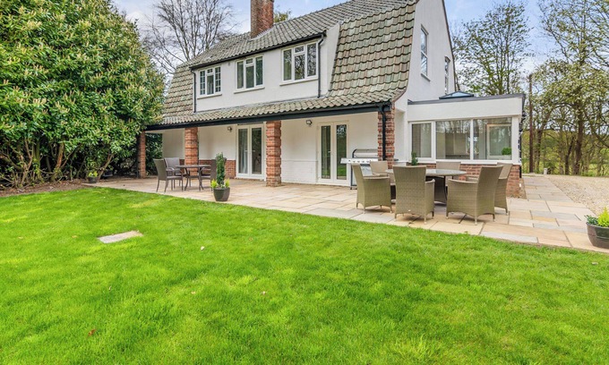 Cromer House | Stunning coastal 6/bed house w/parking & garden