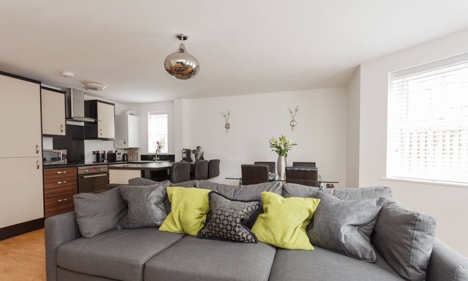 Boscombe Apartment | Stunning Contemporary Apartment - Free Parking - 5 Minute Walk To The Beach