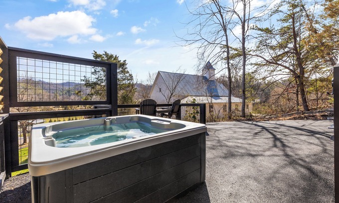 Gatlinburg - Pigeon Forge Cabin | Stunning Couples Cabin, Near Attractions, Mtn Views, Hot Tub, Non Scary Roads