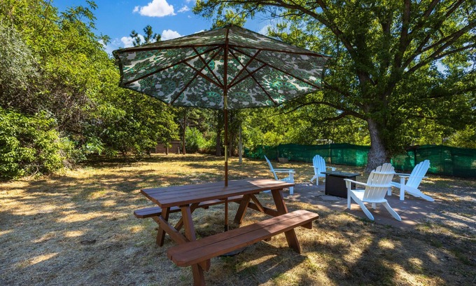 Chico Cottage | Stunning Cozy Cottage!-5 Minute Walk to Bidwell Park