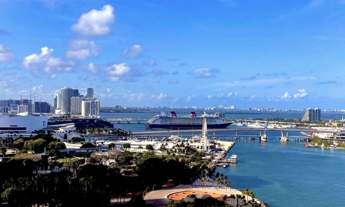 Downtown Miami Apartment | Stunning Downtown 1 bed with water & pool views!